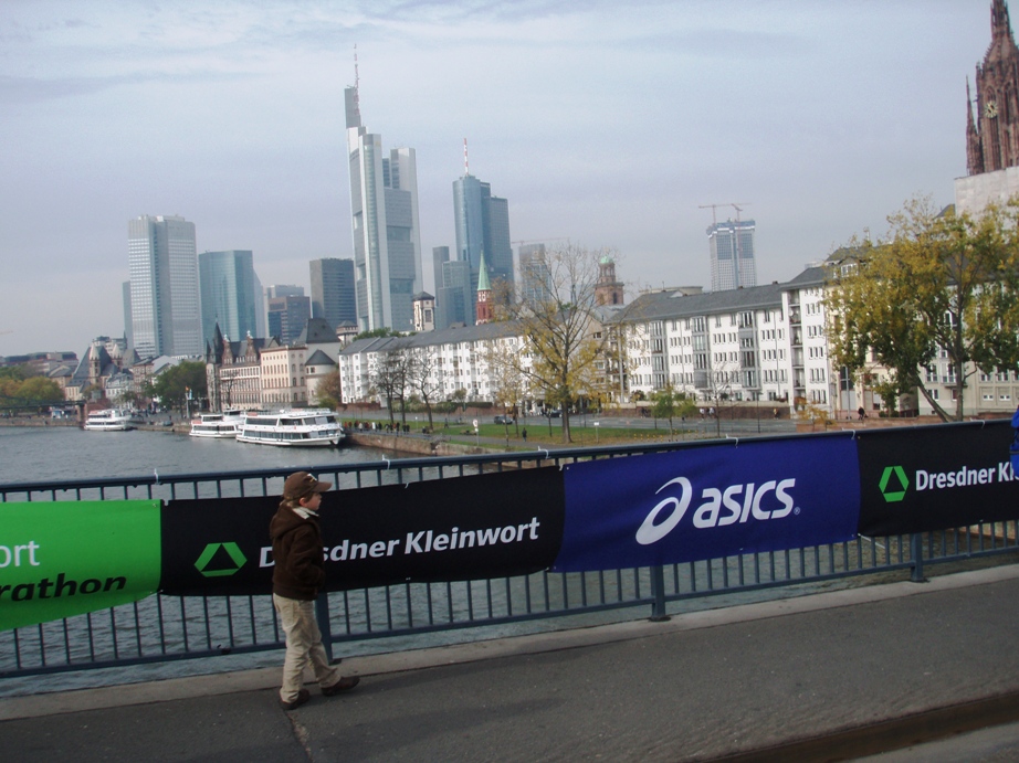 Frankfurt Marathon Pictures - Tor Rnnow