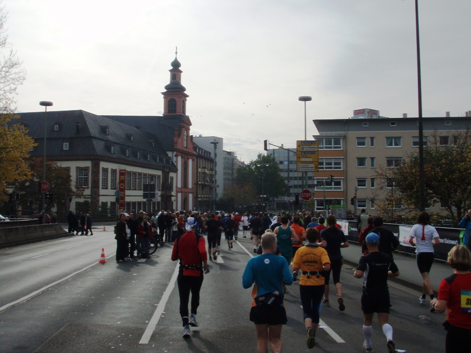 Frankfurt Marathon Pictures - Tor Rnnow