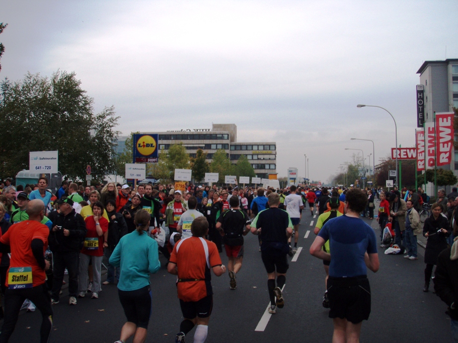 Frankfurt Marathon Pictures - Tor Rnnow