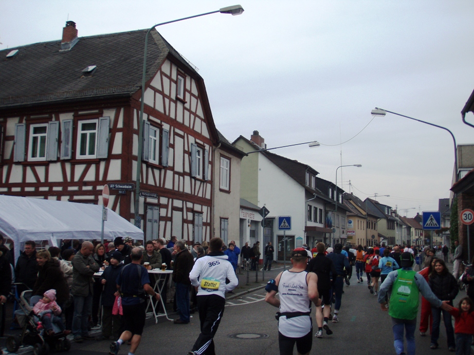 Frankfurt Marathon Pictures - Tor Rnnow