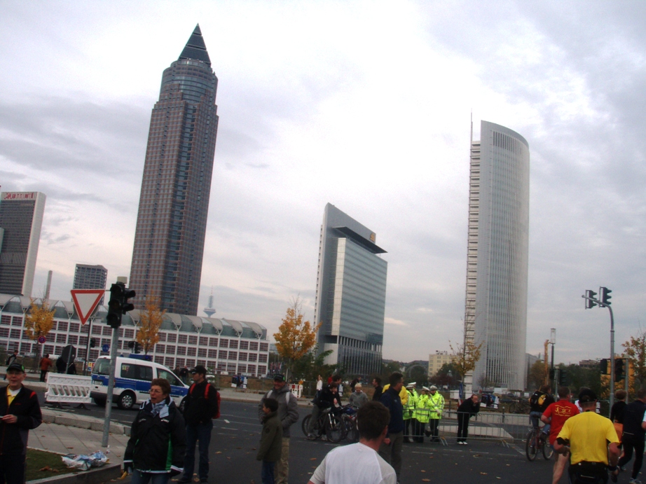 Frankfurt Marathon Pictures - Tor Rnnow