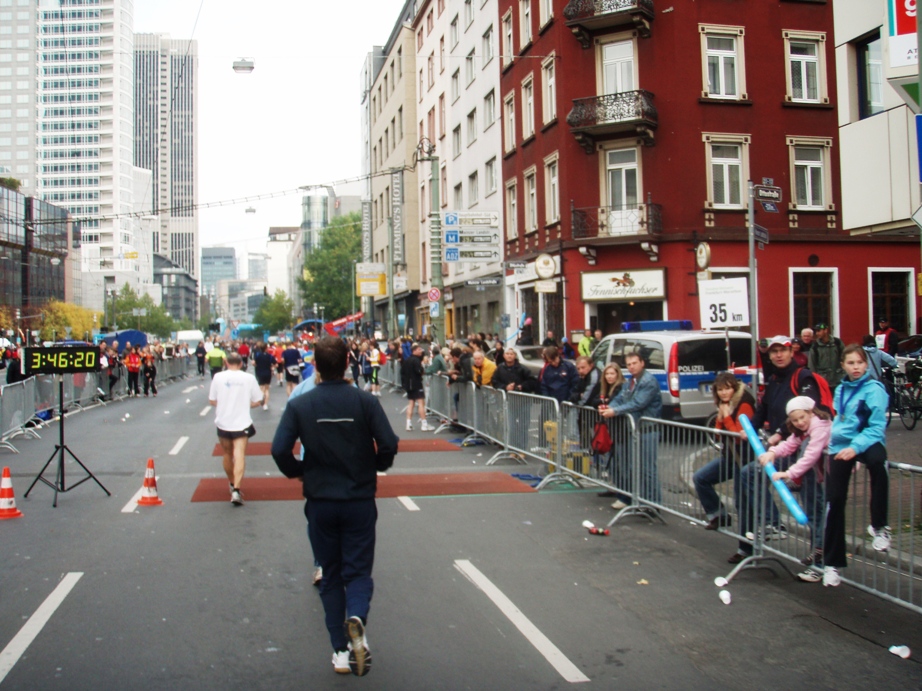 Frankfurt Marathon Pictures - Tor Rnnow