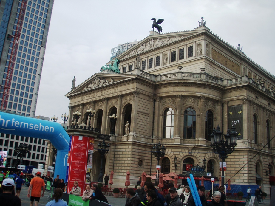 Frankfurt Marathon Pictures - Tor Rnnow