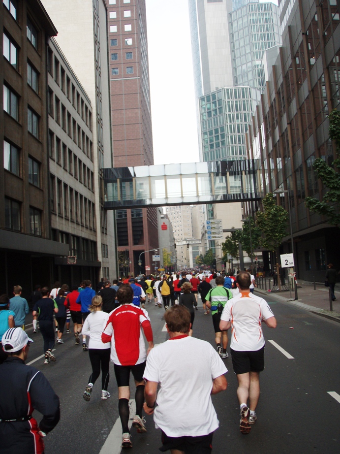 Frankfurt Marathon Pictures - Tor Rnnow