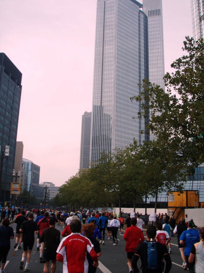Frankfurt Marathon Pictures - Tor Rnnow