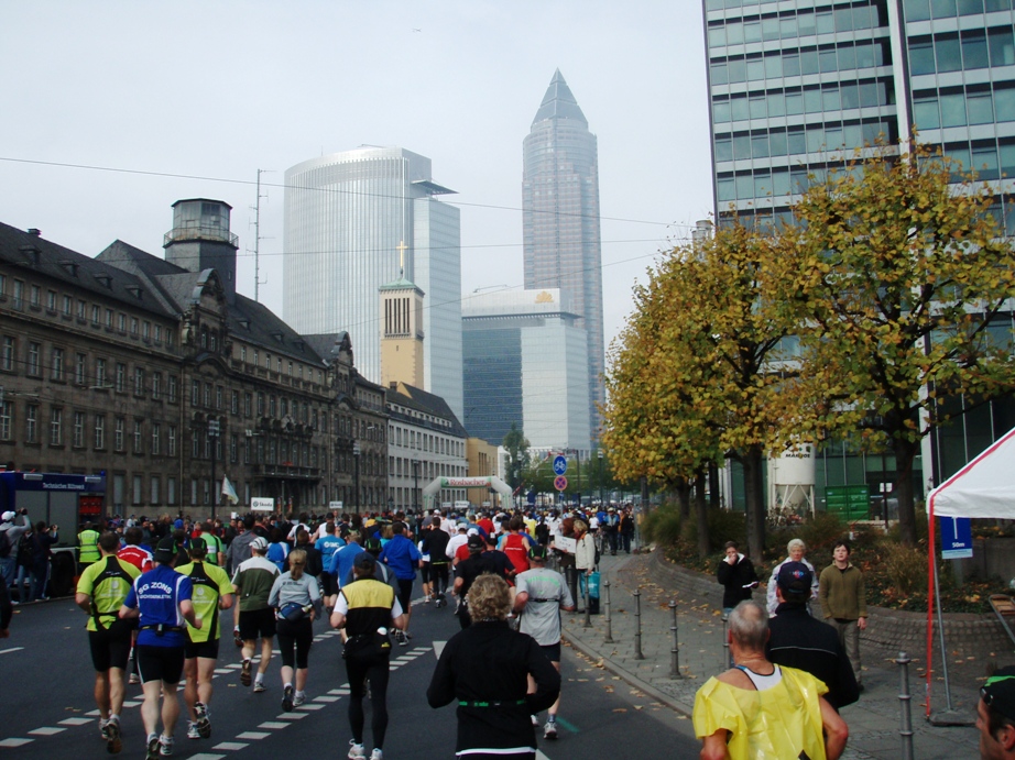 Frankfurt Marathon Pictures - Tor Rnnow