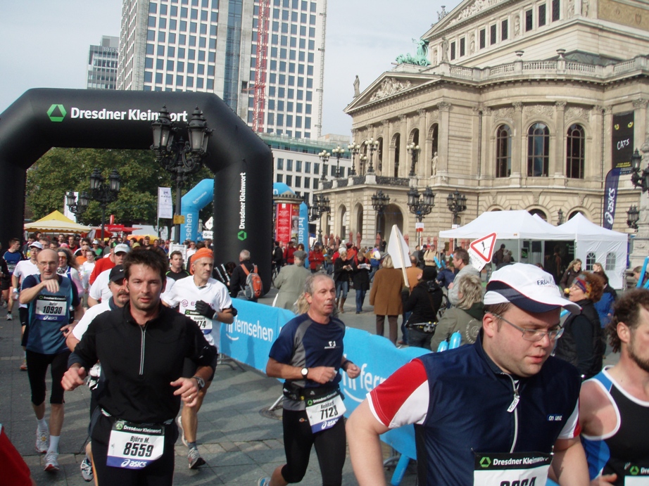 Frankfurt Marathon Pictures - Tor Rnnow