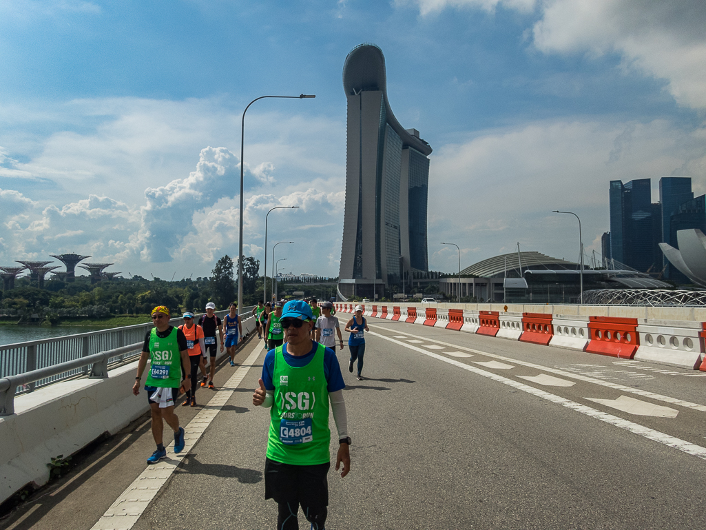 Standard Chartered Singapore Marathon 2018 - Tor Rnnow