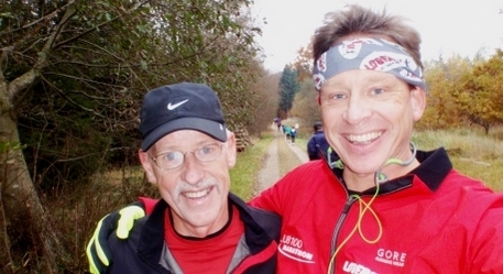 Energibomben Tor Rnnow str bag Rudersdal Marathon, er kendt som en central figur i den danske marathonsubkultur og har strke bnd til miljet i specielt Tyskland og Sverige. Her er han til hjre p billedet sammen med landets mest erfarne marathonlber, Anders Munch Madsen.